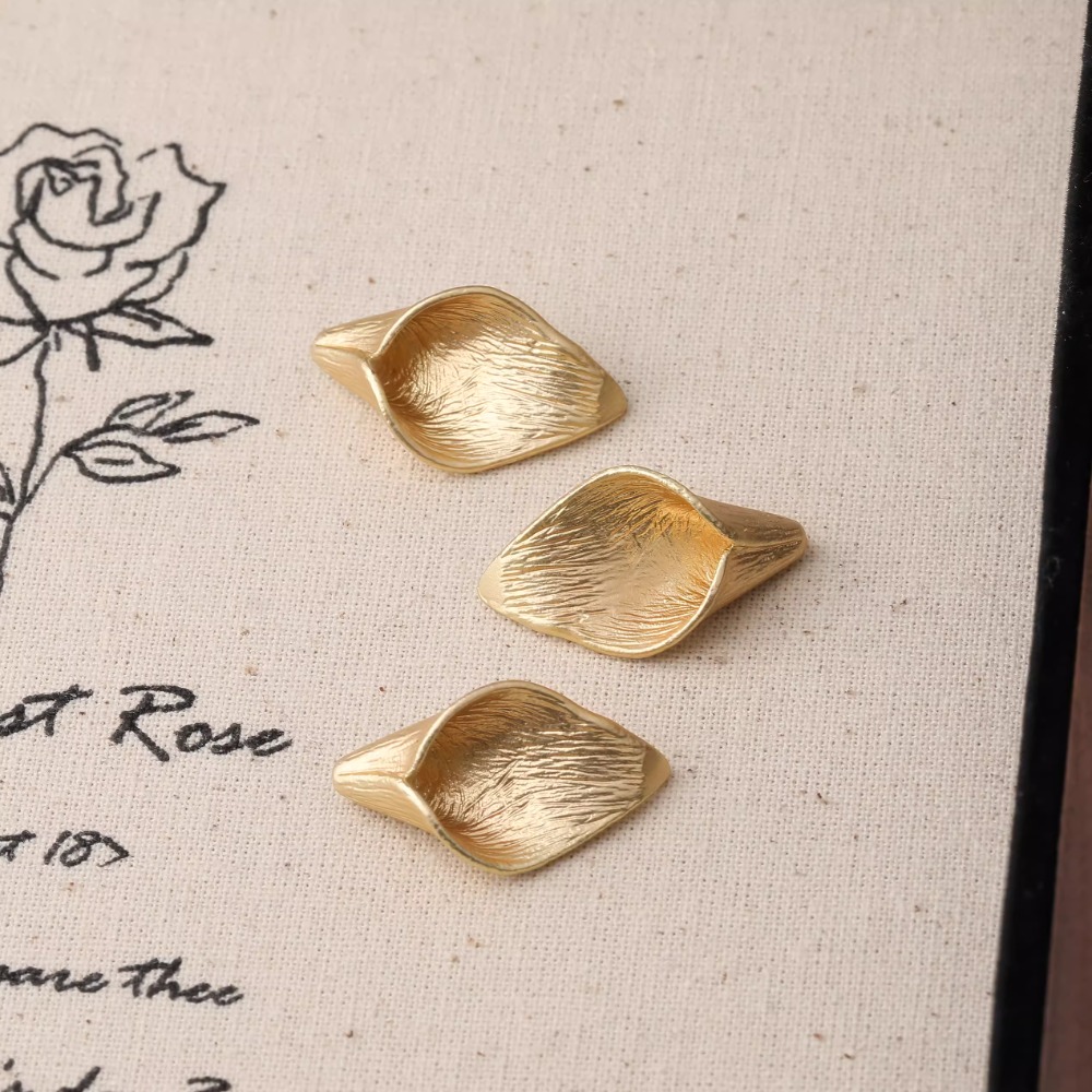 4PCS Dainty Horn Petals Flower - Musical Instrument Jewelry recension och pris